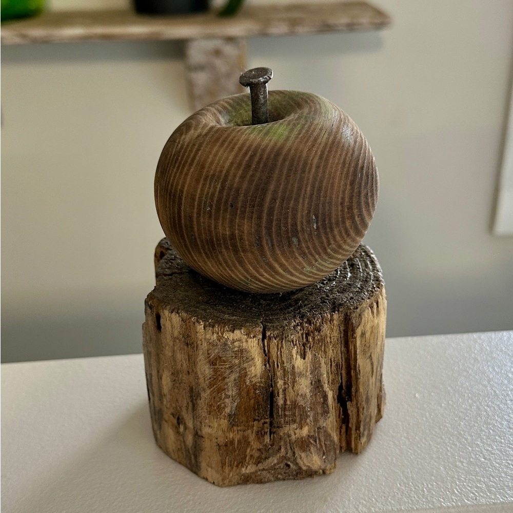 Hand-carved apple - Picture 3 of 4